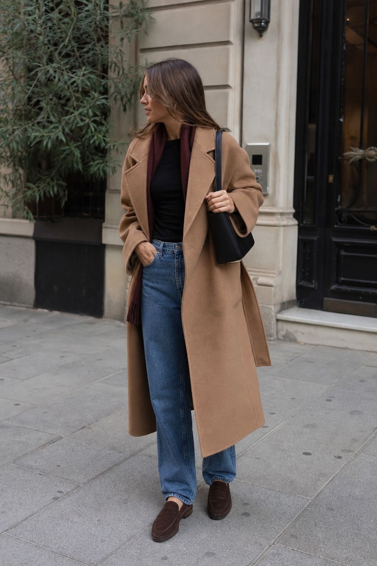 Woman wearing a let outerwear carry the outfit