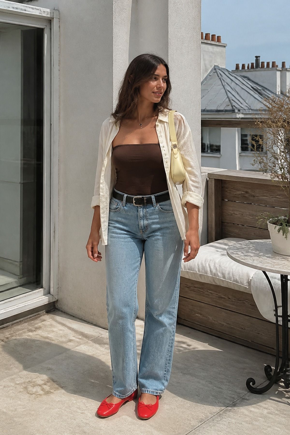 Woman wearing jeans with a tube top, a summer jeans outfit