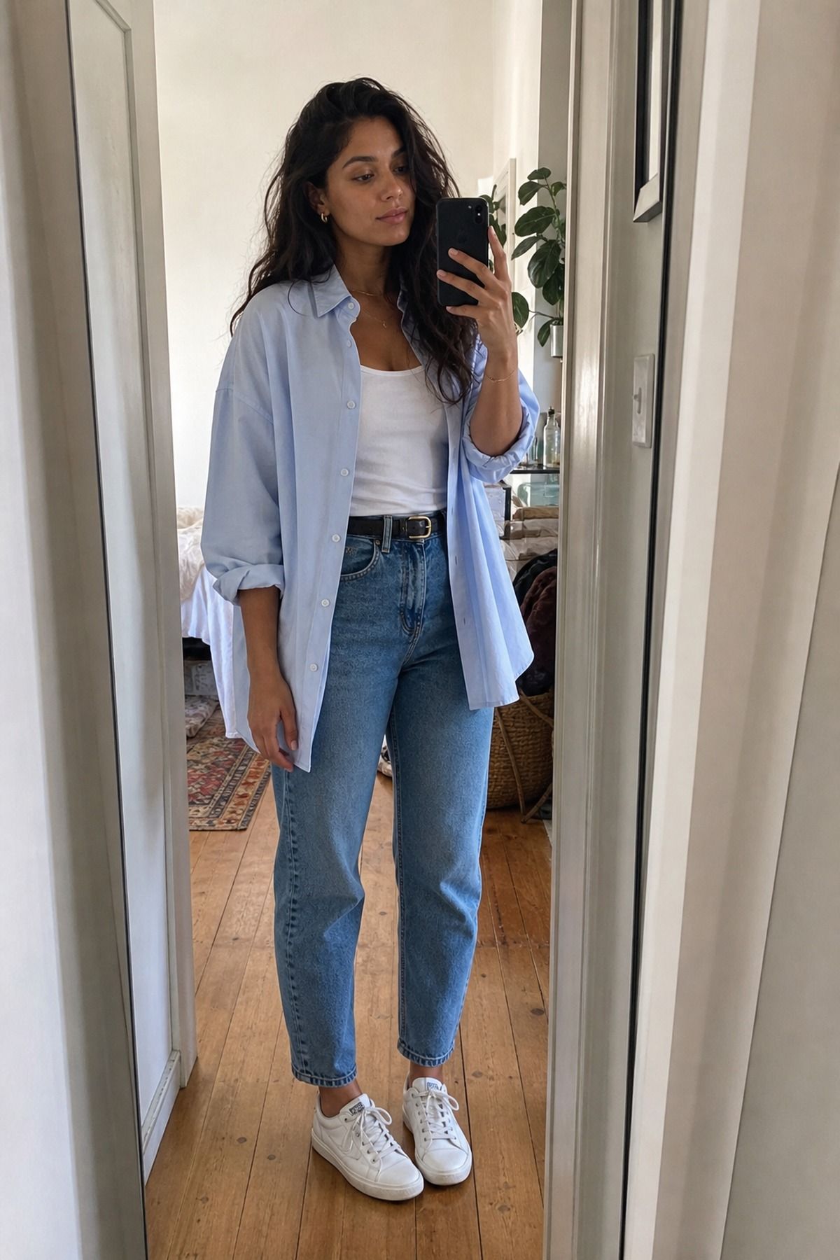 Woman wearing mom jeans with an oversized shirt