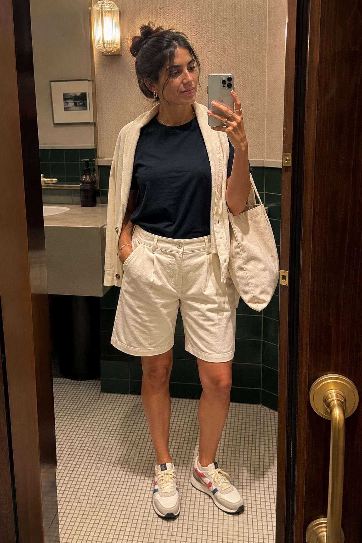 Woman wearing bermuda shorts with sneakers