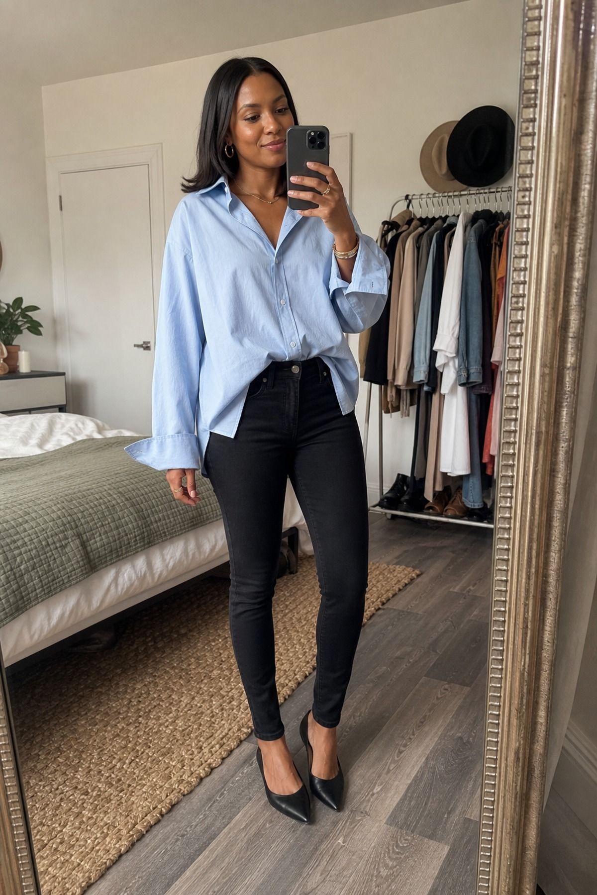 Woman wearing an oversized shirt with skinny jeans, a shirt and jeans outfit
