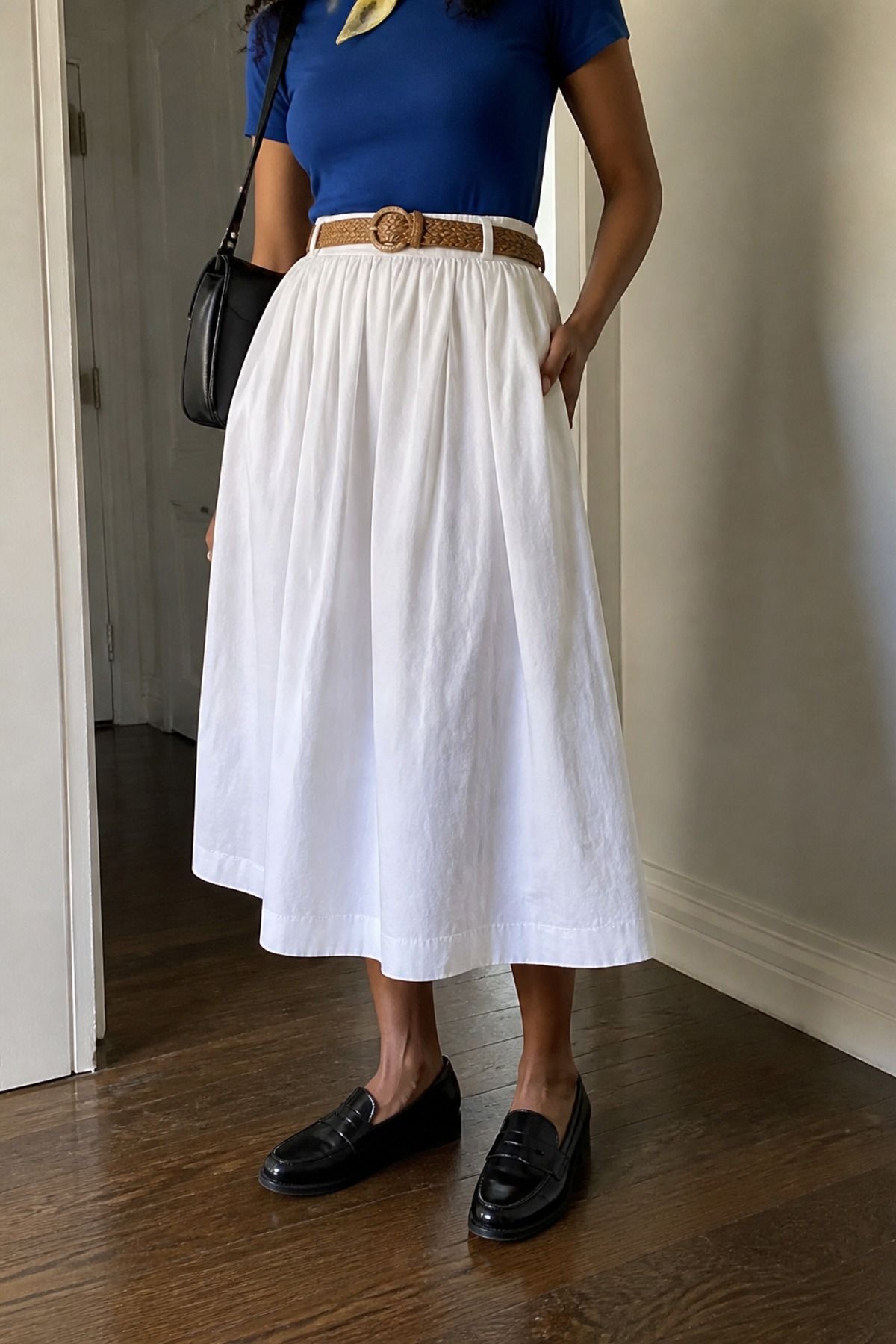 Woman wearing a poplin skirt with loafers