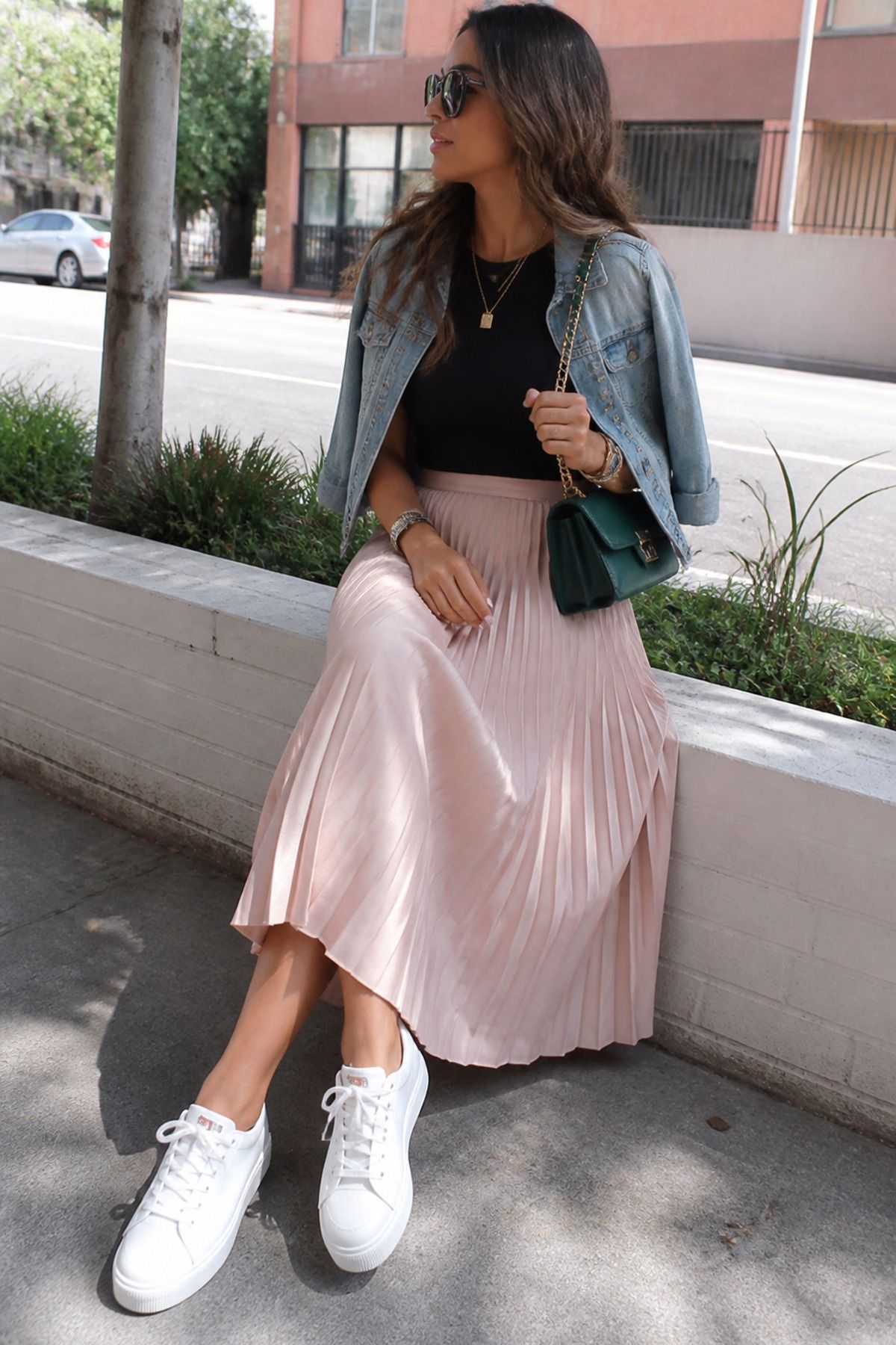 Woman wearing a pleated skirt with white sneakers