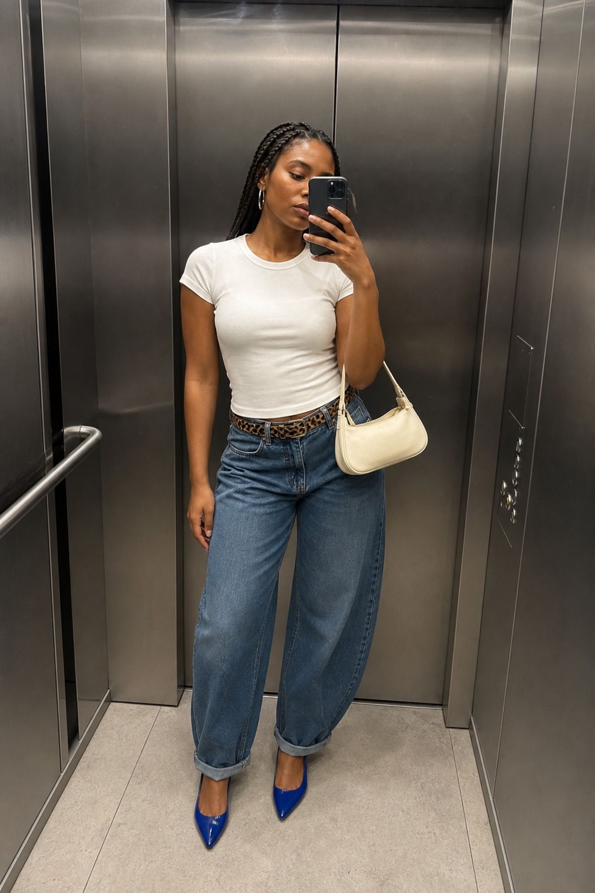Woman wearing a white fitted T-shirt with barrel jeans