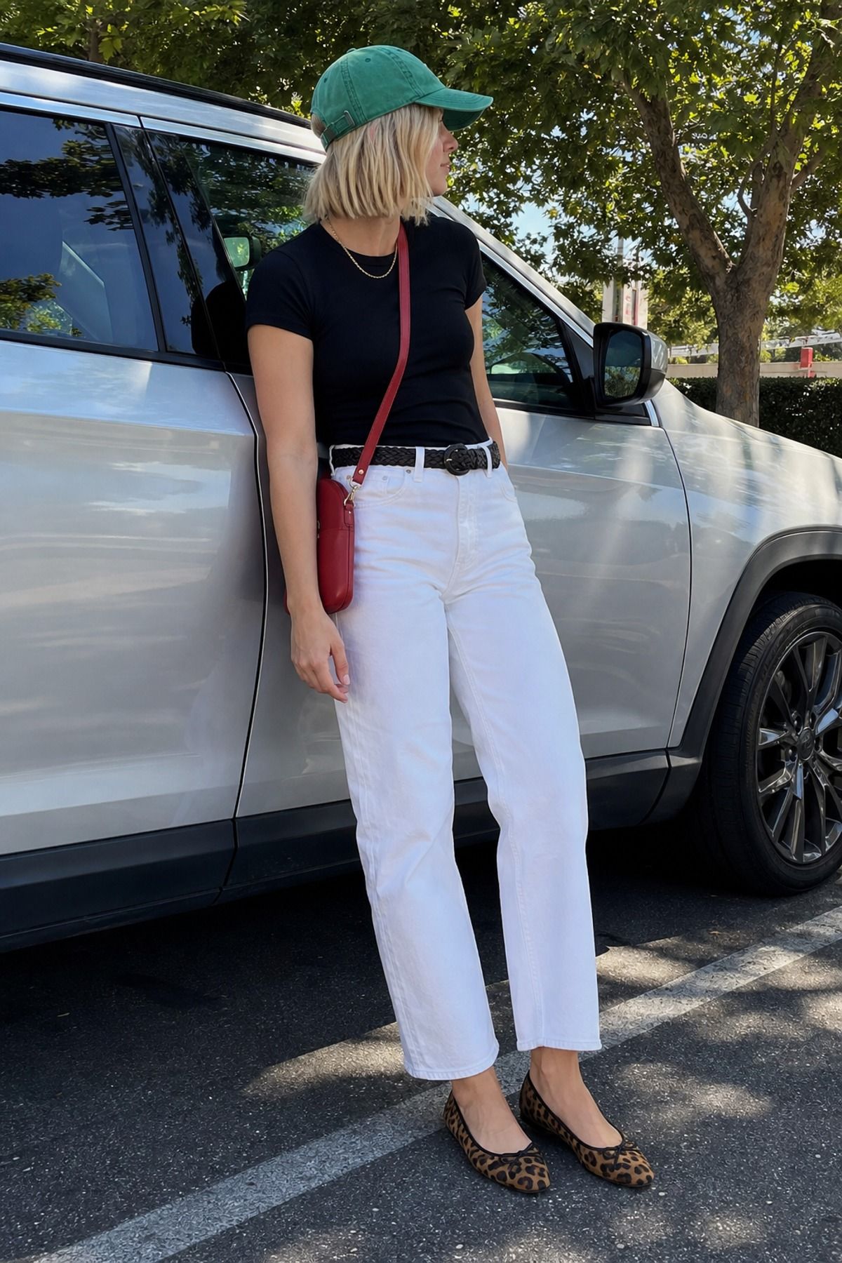 Woman wearing white jeans with a baseball cap