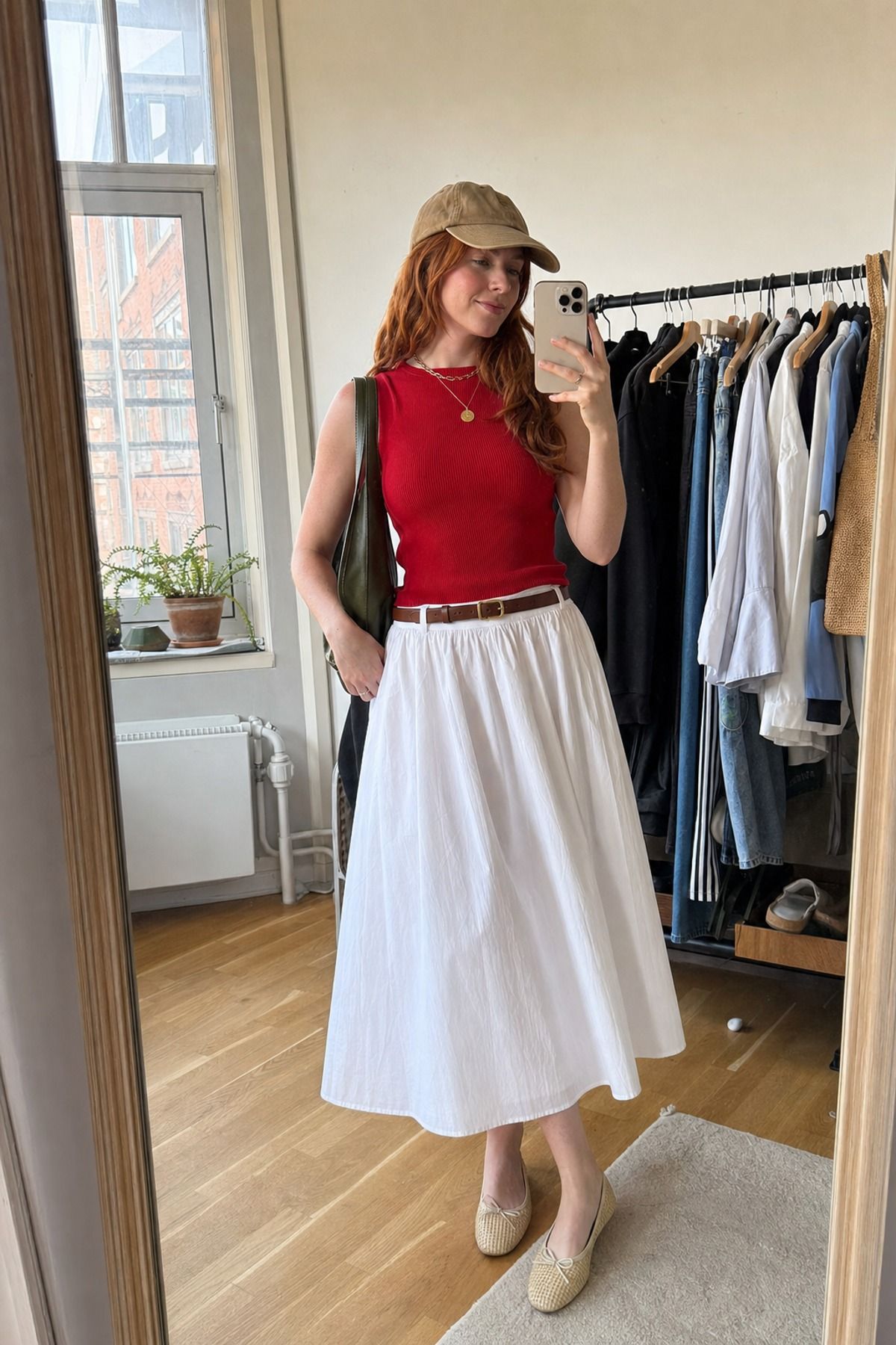 Woman wearing a poplin skirt with a baseball cap