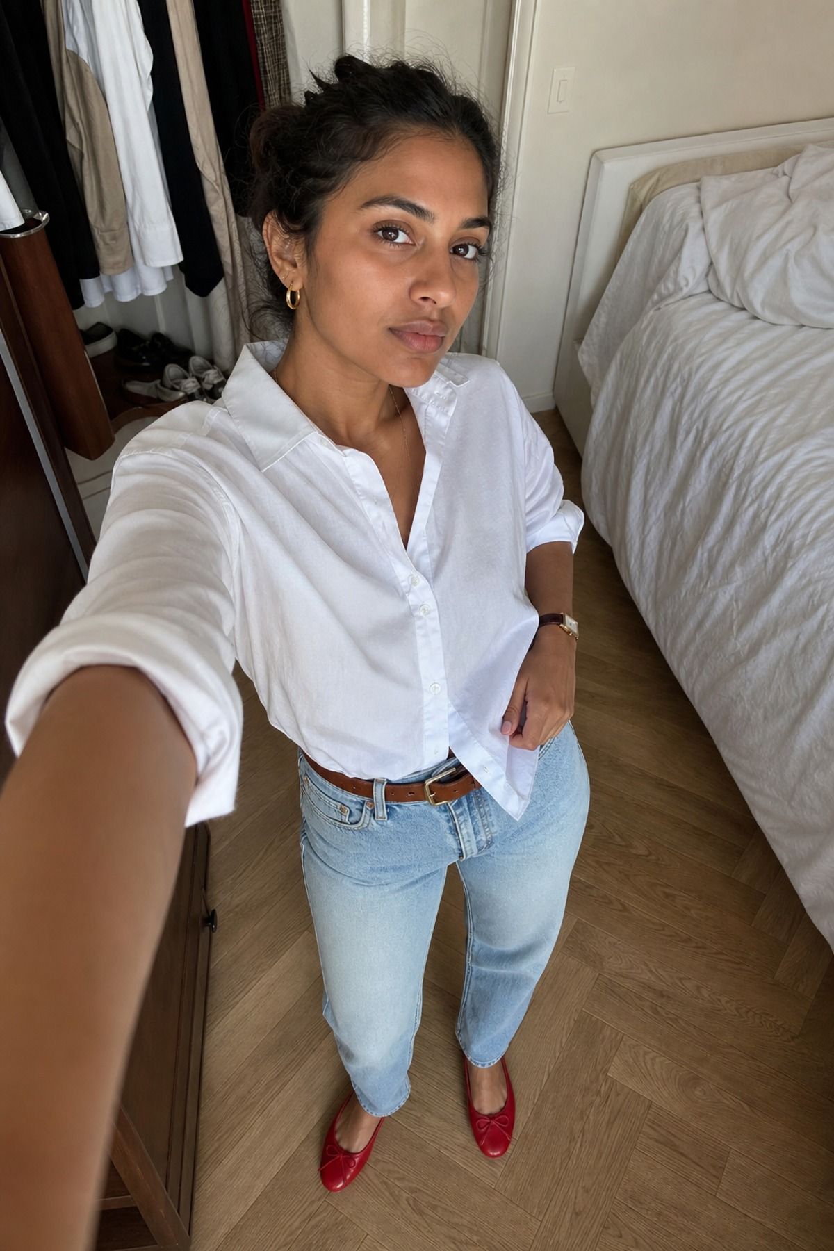 Woman wearing a white button down with vintage jeans, a French girl casual outfit