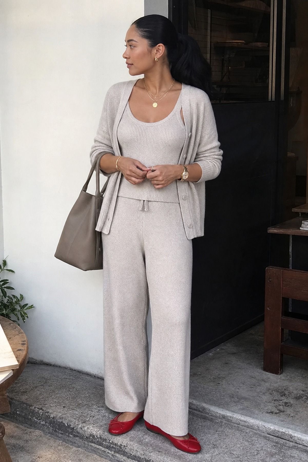 Woman wearing a casual set with gold jewelry