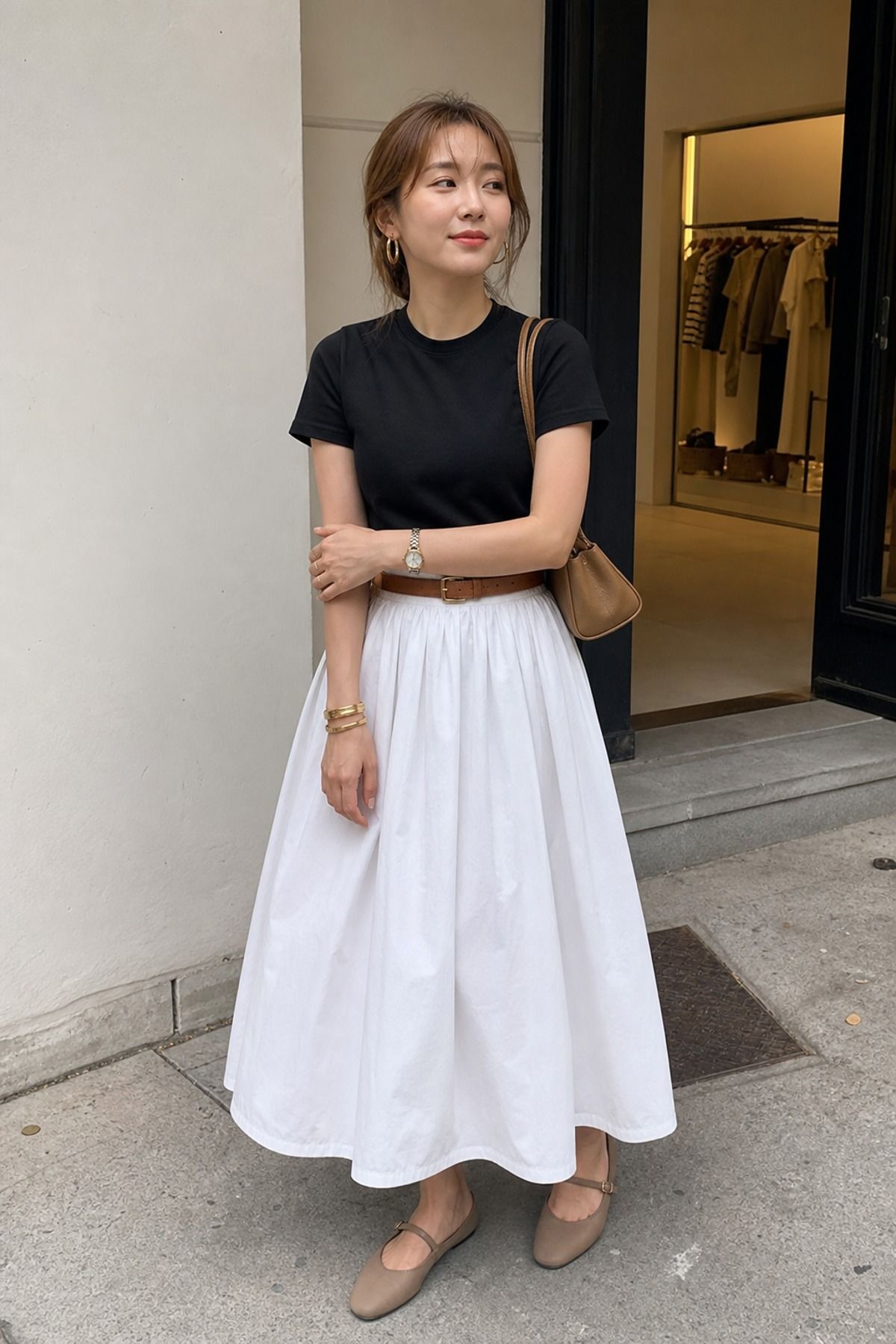 Woman wearing a poplin skirt with gold jewelry