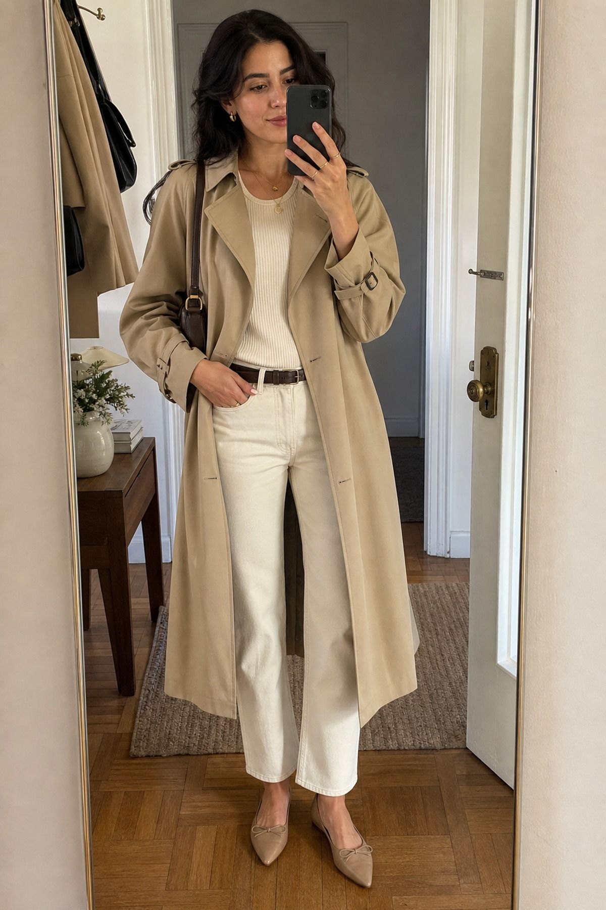 Woman wearing a spring trench with cream jeans