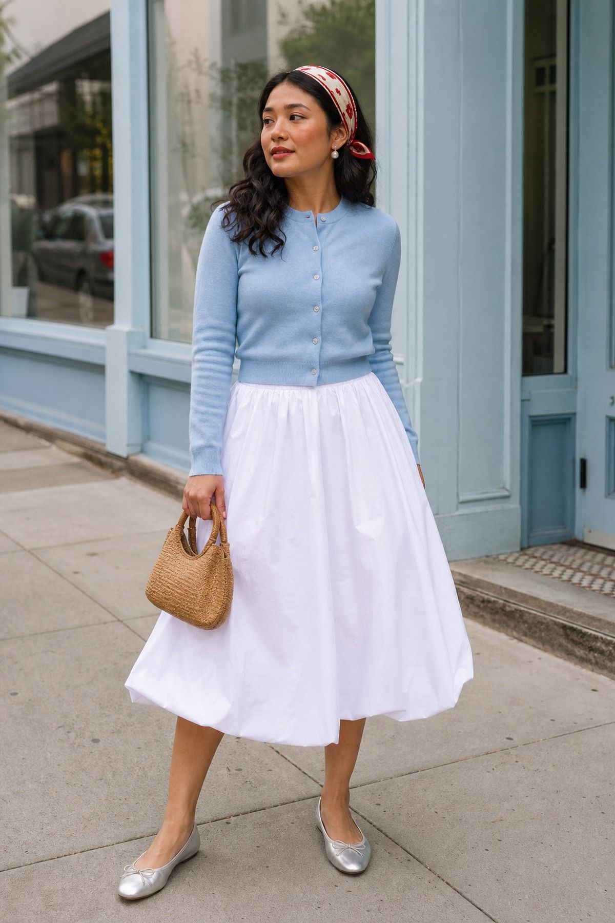 Woman wearing a poplin skirt with a scarf