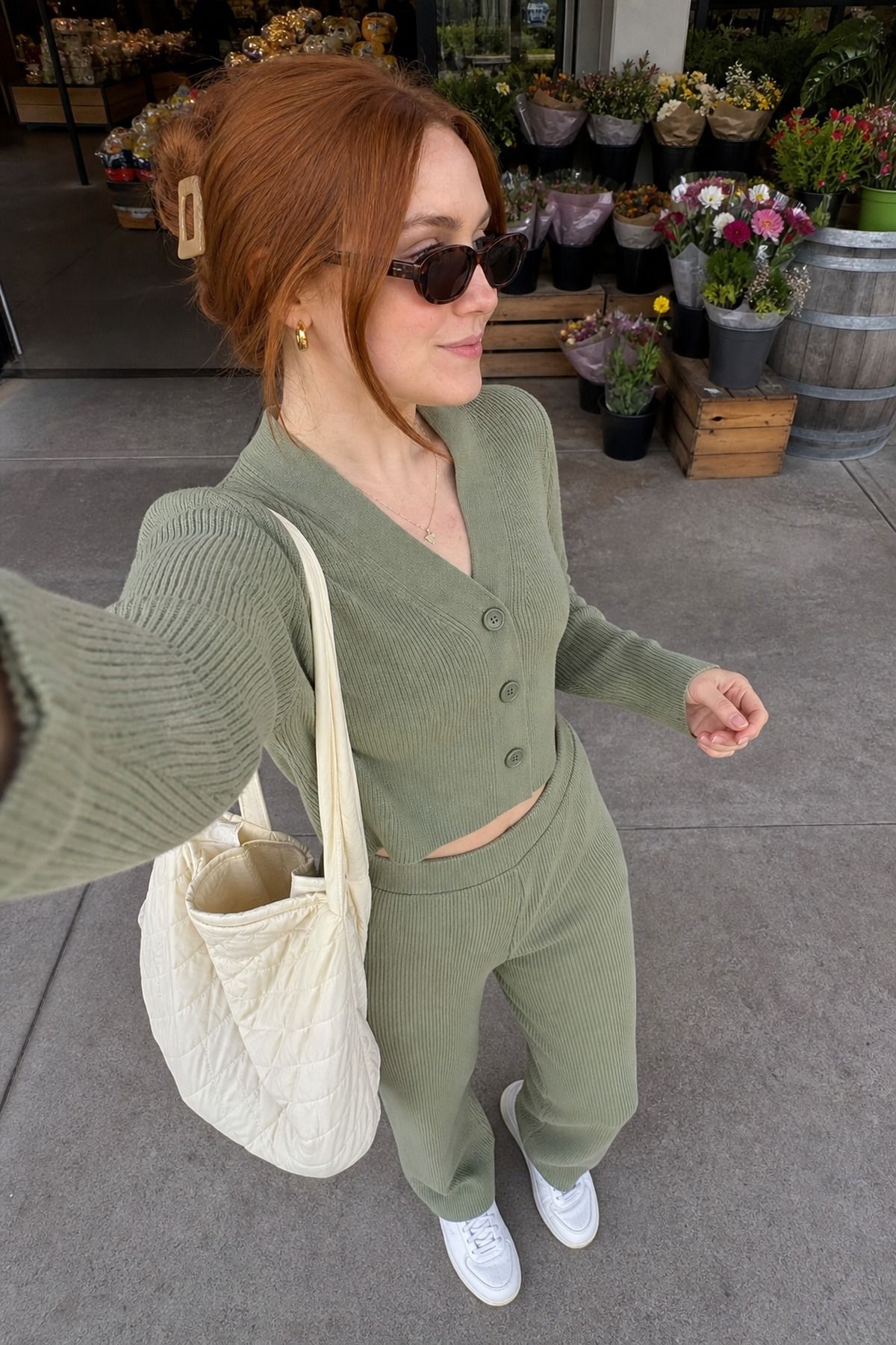 Woman wearing a casual matching set with a tote bag