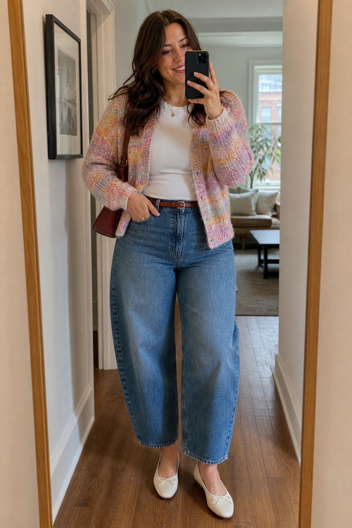 Woman wearing a fine cardigan with barrel jeans